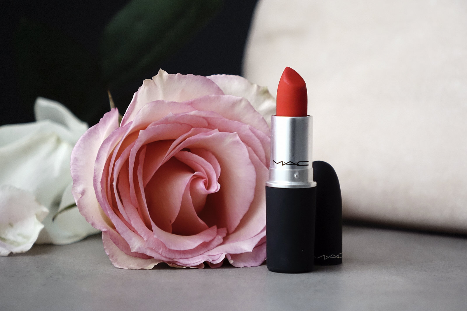 Le rouge à lèvres Powder Kiss de MAC Cosmetics