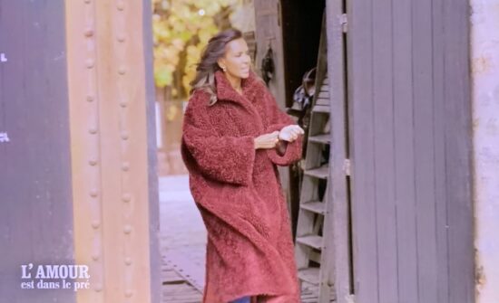 Les looks de Karine Le Marchand dans l'amour est dans le pré