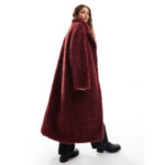 Les looks de Karine Le Marchand dans l'amour est dans le pré