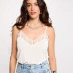 Les looks de Karine Le Marchand dans l'amour est dans le pré