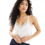 Les looks de Karine Le Marchand dans l'amour est dans le pré