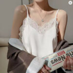 Les looks de Karine Le Marchand dans l'amour est dans le pré