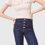 Les looks de Karine Le Marchand dans l'amour est dans le pré - le jean à boutons dorés