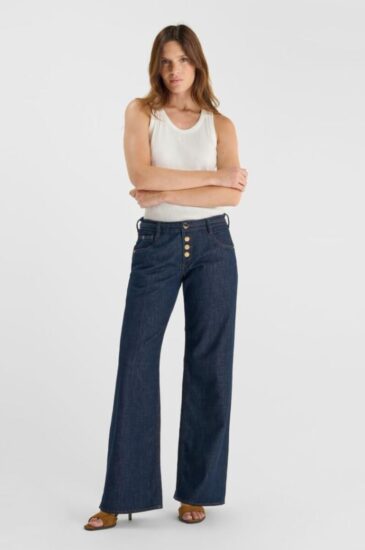 Les looks de Karine Le Marchand dans l'amour est dans le pré - le jean à boutons dorés