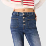 Les looks de Karine Le Marchand dans l'amour est dans le pré - le jean à boutons dorés