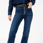 Les looks de Karine Le Marchand dans l'amour est dans le pré - le jean à boutons dorés