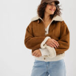 Les looks de Karine Le Marchand dans l'amour est dans le pré - la veste aviateur