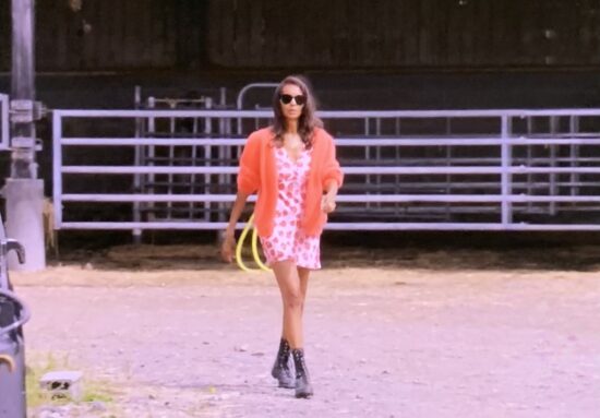 Les looks de Karine Le Marchand dans l'amour est dans le pré - la robe à fleurs