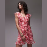 Les looks de Karine Le Marchand dans l'amour est dans le pré - la robe à fleurs