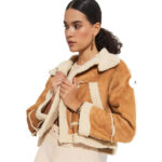 Les looks de Karine Le Marchand dans l'amour est dans le pré - la veste aviateur