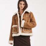 Les looks de Karine Le Marchand dans l'amour est dans le pré - la veste aviateur