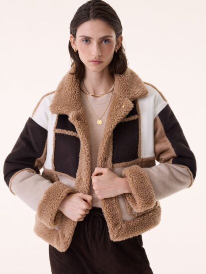 Les looks de Karine Le Marchand dans l'amour est dans le pré - la veste patchwork