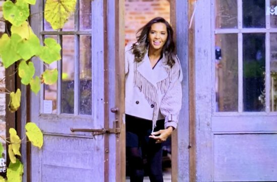 Les looks de Karine Le Marchand dans l'amour est dans le pré - la veste à franges