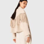 Les looks de Karine Le Marchand dans l'amour est dans le pré - la veste à franges