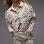 Les looks de Karine Le Marchand dans l'amour est dans le pré - la veste à franges